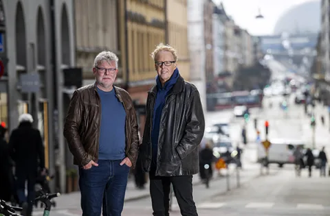 Jonas Moström & Arne Dahl utomhus i stad